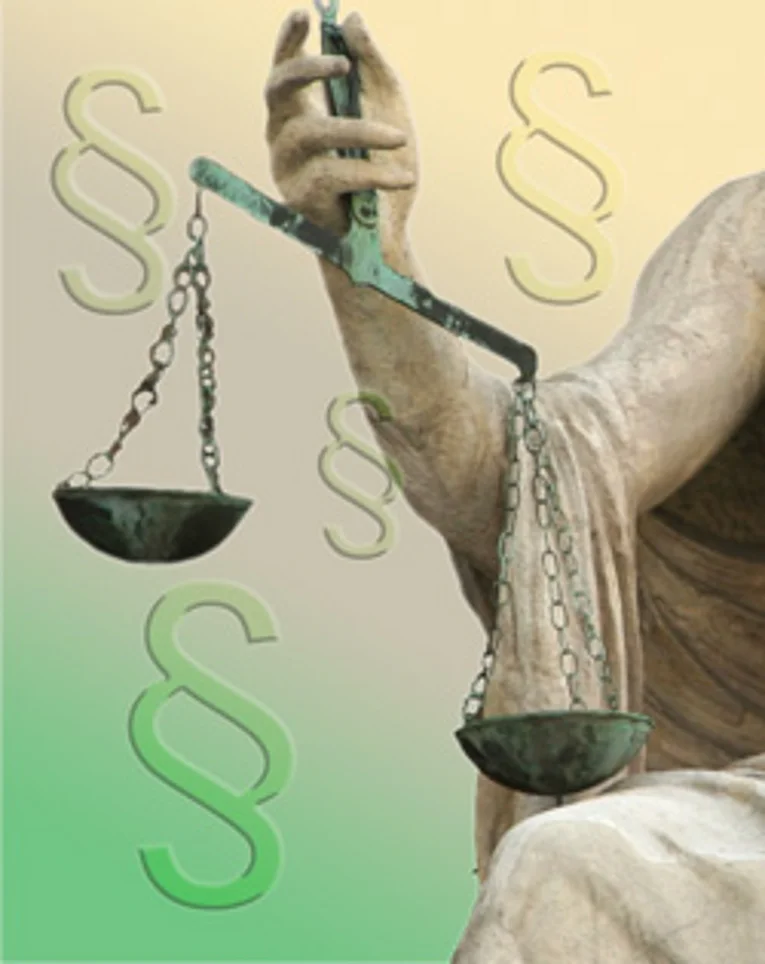 Abbildung des Arms derJustitia mit den ihr typischen Waagschalen in der Hand